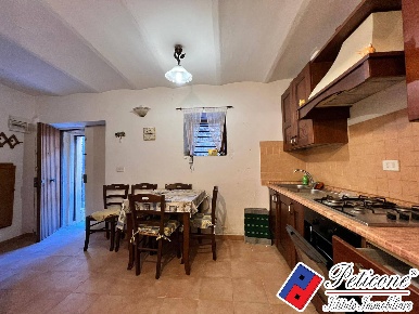 Foto Appartamento in Via Benedetto Terenzio, Fondi di 80 m² con 5 locali