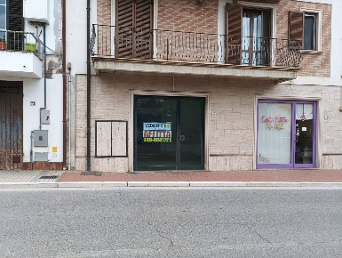 Foto Negozio a Pianella di 90 m² in affitto