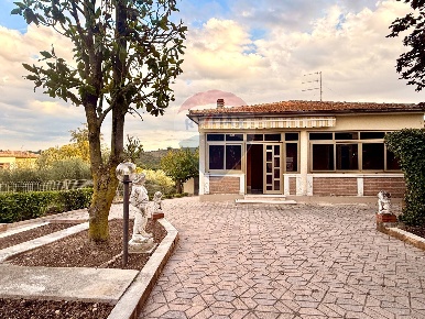 Foto Villa singola a Collecorvino Barberi di 142 m² con 7 locali in vendita