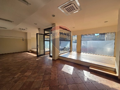 Foto Negozio a Montevarchi Città di 100 m² con 2 locali in affitto