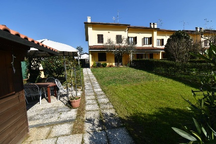 Foto Villa bifamiliare in montecervino, Usmate Velate di 220 m² in vendita