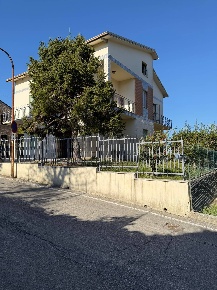 Foto Casa indipendente in VIA G. DELLA VERNA, Fermo Centro di 300 m²
