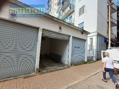 Foto Box in Via Agordat, Vercelli Semicentro di 10 m² con 1 locali