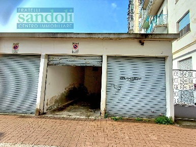 Foto Box in Via Agordat, Vercelli Semicentro di 10 m² con 1 locali