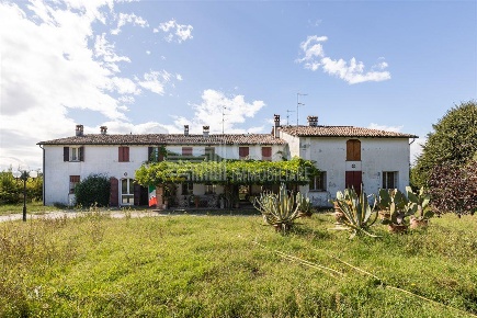 Foto Rustico a Solarolo di 474 m² con 4 locali in vendita