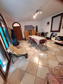Foto Villa bifamiliare a Ostiglia di 325 m² con 5 locali in vendita