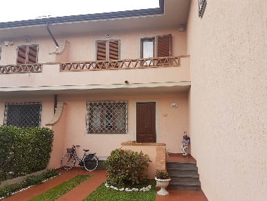 Foto Villa a schiera a Pietrasanta di 130 m² con 9 locali in vendita