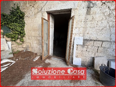 Foto Magazzino in via della Murgetta, Canosa di Puglia di 30 m² in affitto