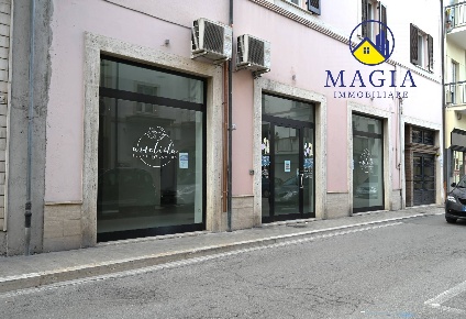 Foto Locale commerciale a San Benedetto del Tronto Centro di 200 m²