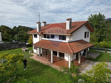 Foto Villa unifamiliare in Loc. Faviz, Castelnovo del Friuli di 170 m²