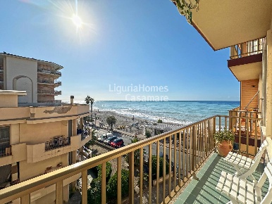 Foto Appartamento in Via Marconi, Vallecrosia Centro di 84 m² con 4 locali