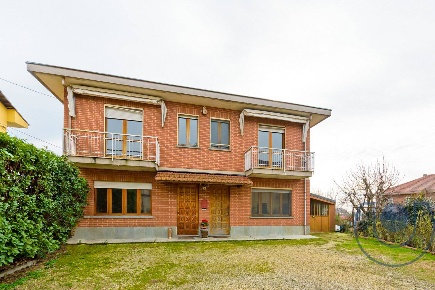 Foto Villa bifamiliare in Via Roma, Arignano Centro di 128 m² con 5 locali