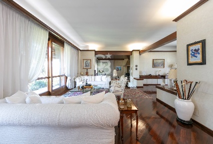 Foto Villa singola in Via Sardegna, Magnago Centro di 383 m² con 5 locali