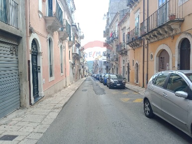 Foto Box in Via g.b. odierna, Ragusa Centro di 111 m² con 2 locali