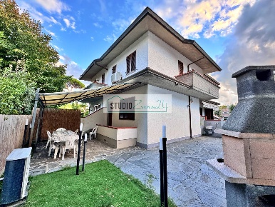 Foto Villa a schiera in via dante alighieri, Pietrasanta di 100 m²