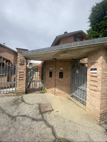 Foto Villa bifamiliare a Rivalta di Torino Centro di 309 m² con 8 locali