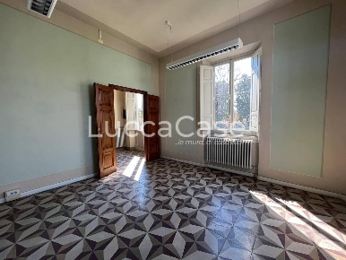 Foto Locale commerciale a Lucca Sant'Anna di 180 m² con 8 locali in vendita