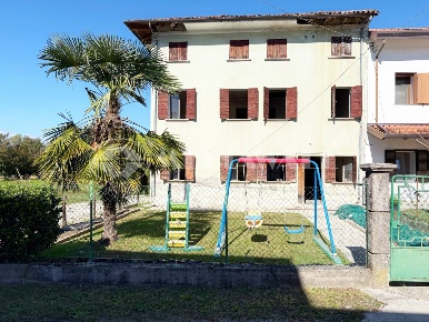 Foto Case semi ndipendenti a Prata di Pordenone di 210 m² con 6 locali