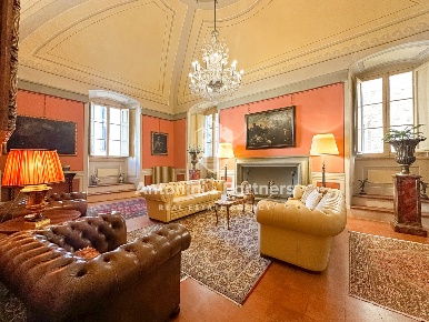 Foto Appartamento in Via della Valle Inferiore, Todi Centro di 368 m²