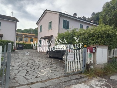 Foto Villa bifamiliare a Ameglia Centro di 100 m² con 3 locali in vendita