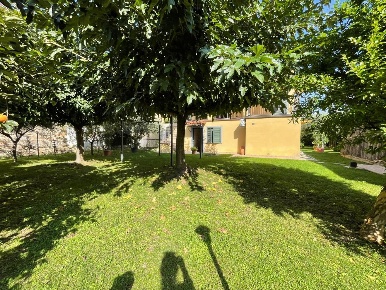 Foto Casa indipendente a Lucca Mugnano di 200 m² con 10 locali in vendita