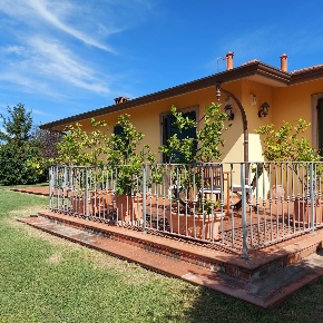 Foto Villa unifamiliare a Massa Centro di 380 m² con 14 locali in vendita