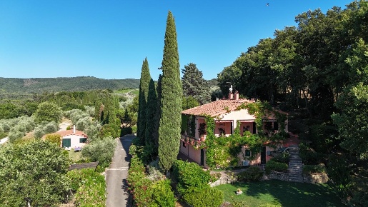 Foto Villa unifamiliare a Castagneto Carducci di 260 m² con 8 locali