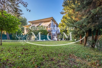 Foto Appartamento a Calcinaia Centro di 241 m² con 8 locali in vendita