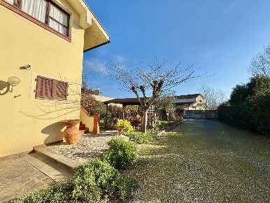 Foto Casa indipendente a Ponsacco Centro di 320 m² con 10 locali in vendita