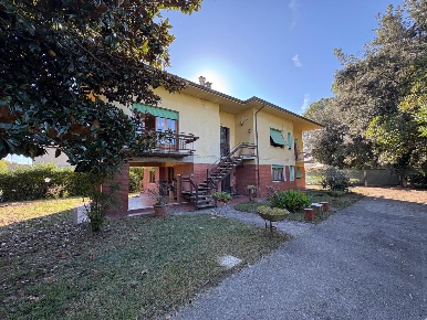 Foto Villa unifamiliare a Lucca Sant'Alessio - Carignano di 270 m²