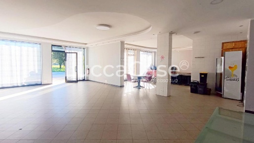 Foto Locale commerciale a Capannori Marlia di 120 m² con 2 locali