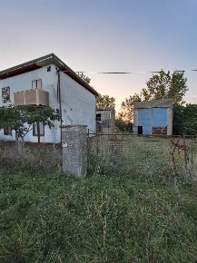 Foto Casa indipendente a Mirandola Centro di 90 m² con 8 locali in vendita