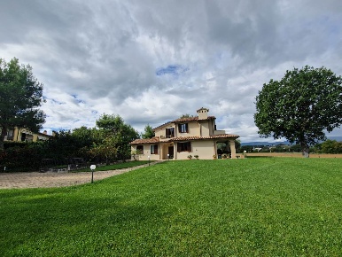 Foto Villa unifamiliare a Spoleto San Giacomo di 170 m² con 8 locali