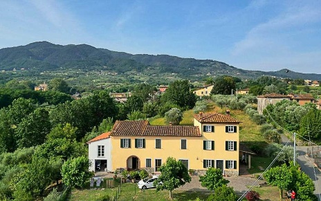 Foto Villa unifamiliare a Capannori Centro di 550 m² con 30 locali