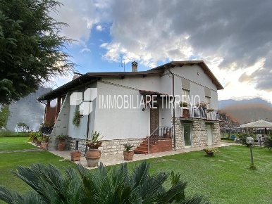 Foto Villa unifamiliare a Massa Puliche di 170 m² con 8 locali in vendita