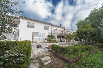 Foto Villa unifamiliare a Campiglia Marittima Venturina di 350 m²