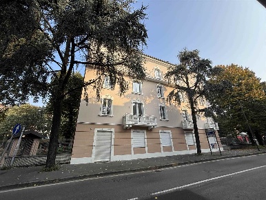 Foto Negozio a Cologno Monzese Centro di 400 m² con 4 locali in affitto