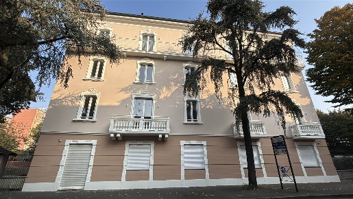 Foto Negozio a Cologno Monzese Centro di 400 m² con 4 locali in affitto