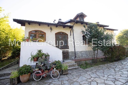 Foto Villa unifamiliare a Visone di 260 m² con 10 locali in vendita