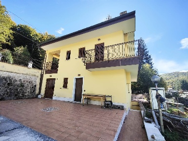 Foto Villa unifamiliare a Bagnoli Irpino Centro di 140 m² con 6 locali