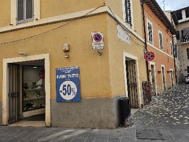 Foto Negozio in Via XX Settembre 47, Foligno Centro Storico di 82 m²