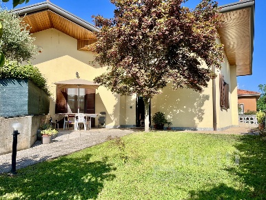 Foto Villa singola a Lonate Pozzolo Centro di 160 m² con 5 locali