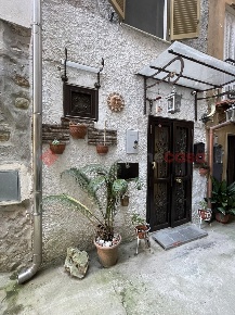 Foto Casa indipendente in Piazza San Lorenzo 15, Minturno Tufo di 110 m²