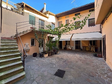 Foto Appartamento in Via Zeveto 15, Chiari Centro di 120 m² con 3 locali