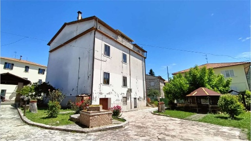 Foto Villa unifamiliare in via vittorio emanuele, Guardea Centro di 450 m²