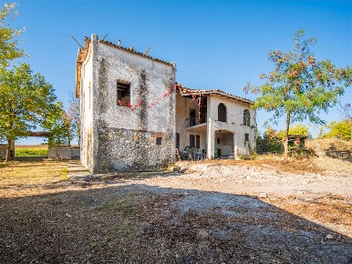 Foto Casa indipendente a Canossa di 340 m² con 13 locali in vendita