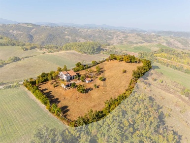 Foto Casa indipendente a Canossa di 340 m² con 13 locali in vendita