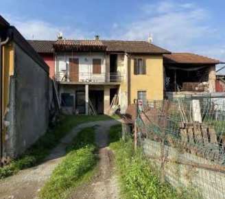 Foto Appartamento in Via Calvenzano, Treviglio di 138 m² con 6 locali