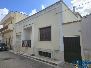 Foto Casa indipendente in Via Bellini, Adelfia di 245 m² con 5 locali
