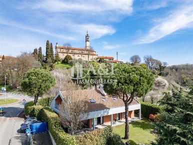Foto Villa unifamiliare a Lecco Centro di 260 m² con 7 locali in vendita